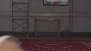 篮球运动员将球弹向前方5秒视频