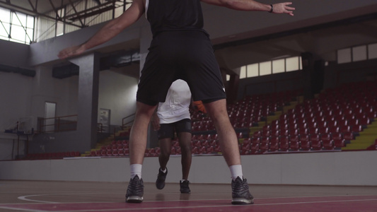 篮球运动员有练习双腿之间弹跳球视频