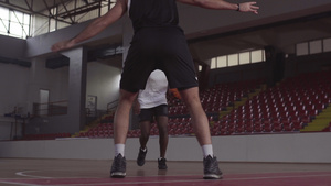篮球运动员有练习双腿之间弹跳球7秒视频