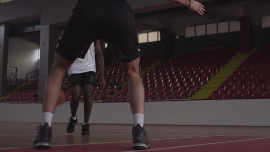 篮球运动员有练习双腿之间弹跳球视频