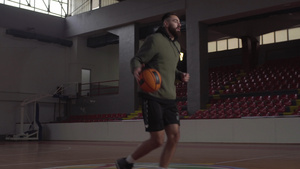 穿制服的运动员打篮球8秒视频