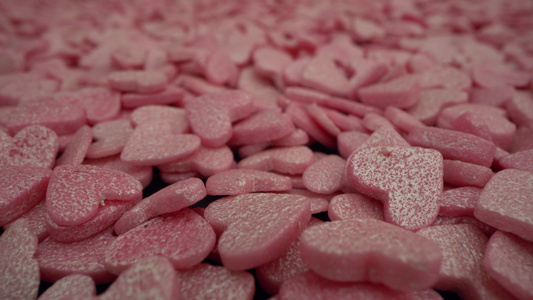 粉红大型甜甜品在心形背景中发芽情人节或14日的食品视频
