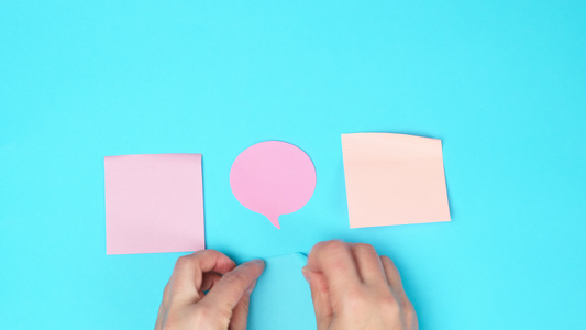 蓝色背景商业概念上的粉红色纸白贴纸空白贴纸视频