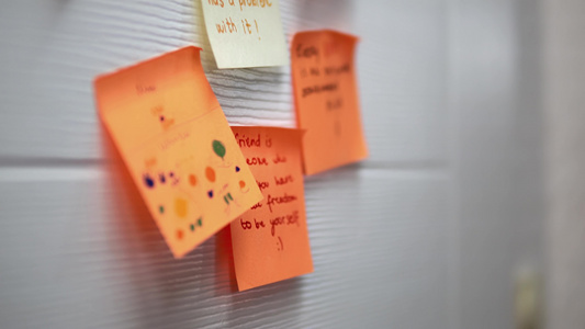 创作创意商业团队产生想法并把它们写在挂在办公室办公视频