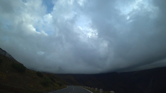 高山公路在奥斯特里亚的萨尔兹堡地段的高山路上行驶视频