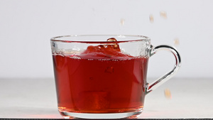 在红茶中投掷棕色糖块31秒视频