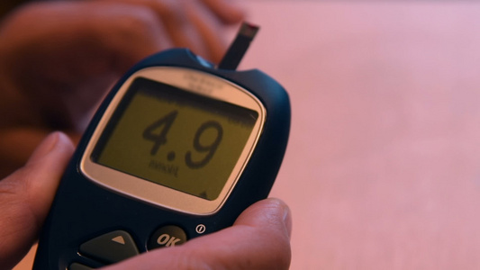测量血糖水平时使用凝胶计测量血糖水平视频