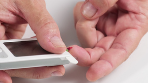 男人从手指取血到测定血糖的试纸13秒视频