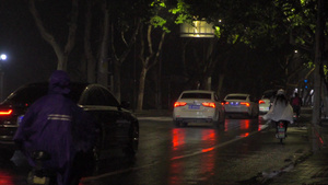 4K实拍雨夜行人城市夜景车流升格慢动作21秒视频