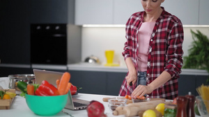 餐桌上切开新鲜胡萝卜在厨房做午餐或晚餐健康饮食健康28秒视频
