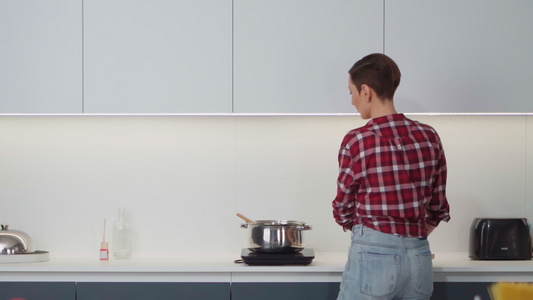 切割配料漂亮的家庭主妇用一只手站在厨房做午餐健康的视频