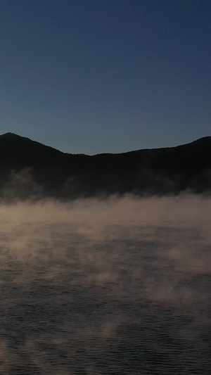 丽江泸沽湖清晨起雾逆光唯美拍摄14秒视频