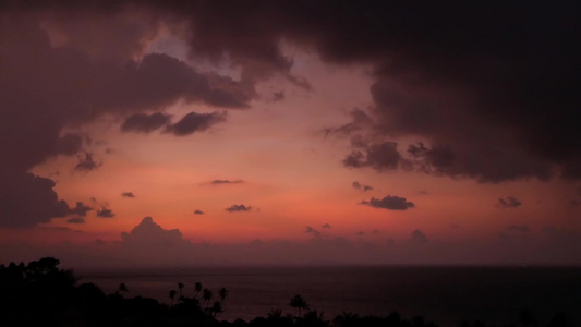 雄伟的热带紫色夏季游戏中时光倒流日落在海与山剪影在视频