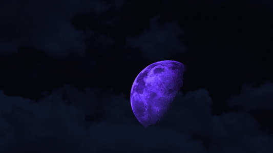 半紫月亮在夜空升起云飘过视频