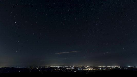 闪闪发光的星体在夜空中移动时间流逝视频