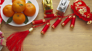 平铺农历新年节日装饰品配有橙苹果葡萄和红包文字出现20秒视频