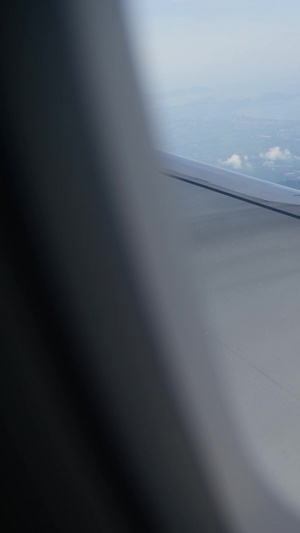 飞机飞行中窗外的云海积雨云60秒视频