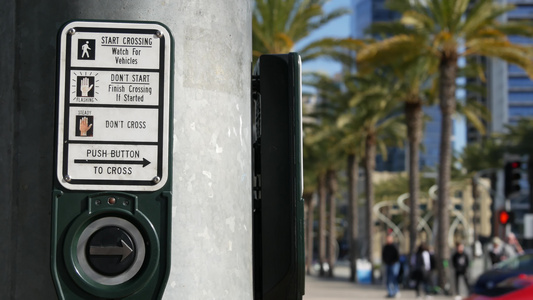 人行横道上的红绿灯按钮人们必须推动和等待美国公共安全视频