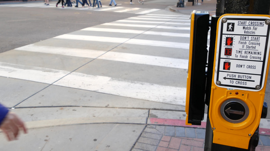 人行横道上的红绿灯按钮人们必须推动和等待美国公共安全视频
