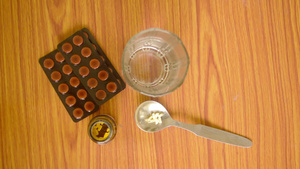 勺子瓶子和一杯水中的药丸或药片11秒视频