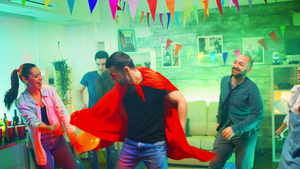穿着超级超级英雄红色斗篷的快乐青年男子21秒视频