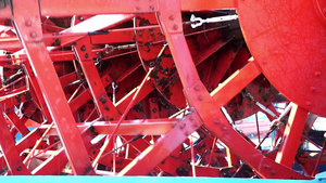 运动中桨轮蒸笼的红色木桨轮23秒视频