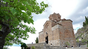 马其顿奥赫里德树枝后面的圣约万卡内奥古教堂奥赫里德是8秒视频