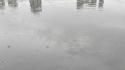 下雨天雨水滴落在河里视频