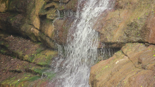 二岩石上水流3视频