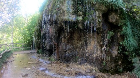 圣塔埃莱纳岛附近的新泉水级联视频