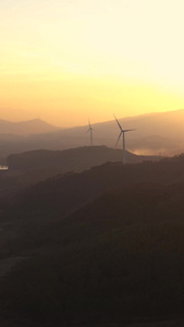 夕阳航拍山顶风力发电机新能源视频