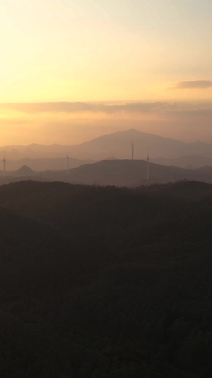 夕阳航拍山顶风力发电机新能源22秒视频