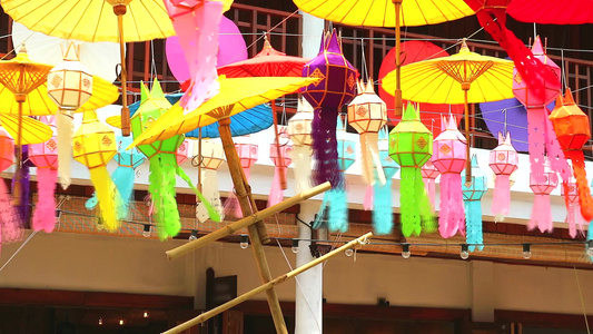 北泰国北部挂着户外装饰的艺术灯和雨伞视频