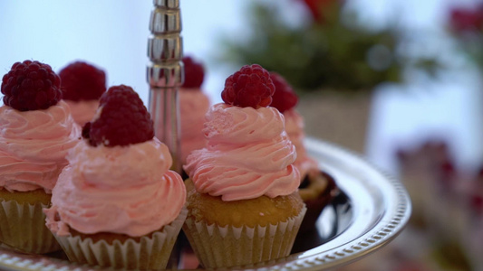 粉红纸杯蛋糕和草莓在生日派对上甜点视频