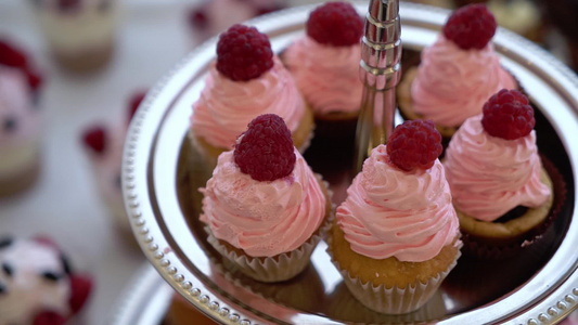 粉红纸杯蛋糕和草莓在生日派对上甜点视频