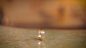 在厨房桌上快速旋转的金婚戒指14秒视频