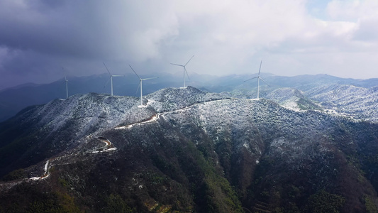 冬季冰天雪地山区风力风车发电新能源航拍视频视频