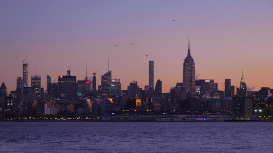 曼哈顿市风景和胡德森河在清晨的黄昏纽约州纽约市美国视频