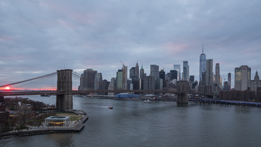 夜幕下曼哈顿和布鲁克林桥的天线纽约州纽约市日夜时间视频