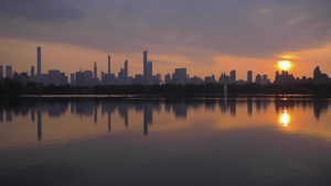 曼哈顿城市城市风景和反射在日落时在中央公园13秒视频
