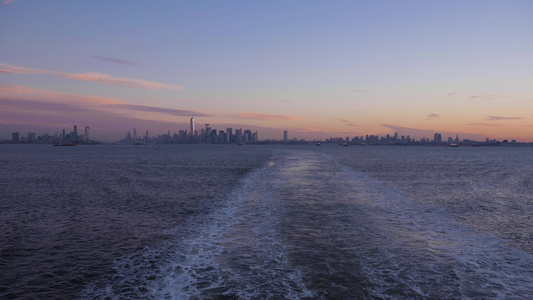 纽约曼哈顿市和泽西市城市的天际线早上从船上看一看将视频