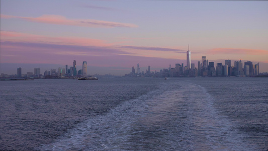 纽约曼哈顿和泽西城城市天际线在日出纽约市从船上查看视频