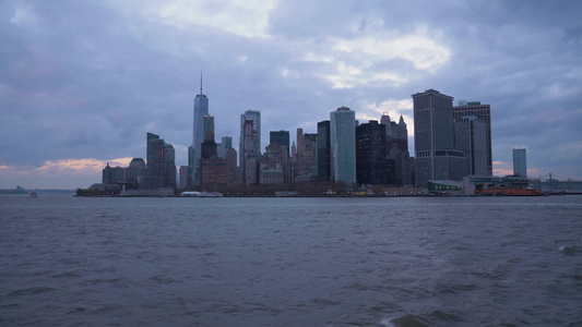 在多云的晚上的曼哈顿城市天际线纽约市从船上查看上纽约视频