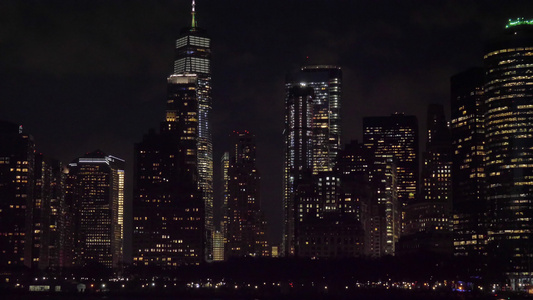 夜间曼哈顿城市天线纽约新城从水中查看摄像机向上倾斜视频