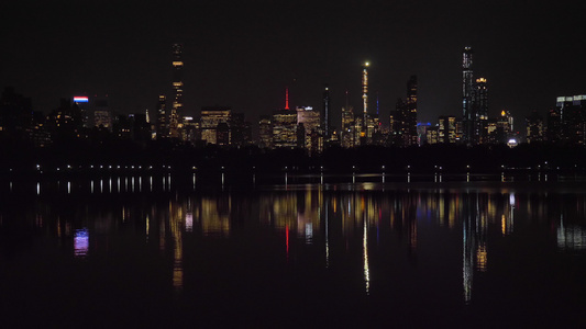 曼哈顿城市城市景色和在夜间中央公园的Jacqueline视频