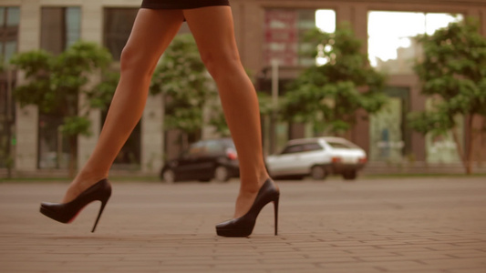 紧紧的女双腿在人行道上视频