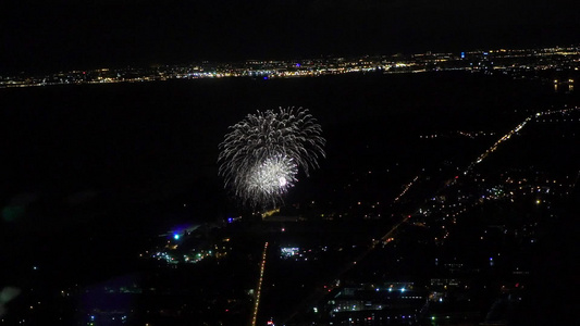 夜间城市灯光的空中观察视频