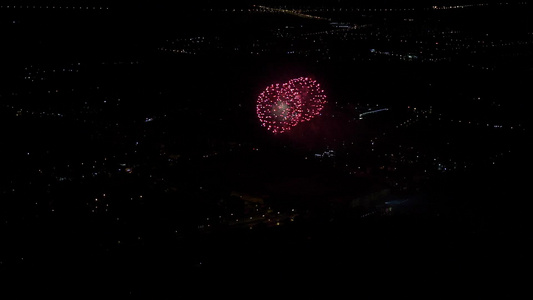 夜间城市灯光的空中观察视频