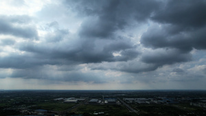 4K航拍暴雨前的乌云黑云低空云层25秒视频