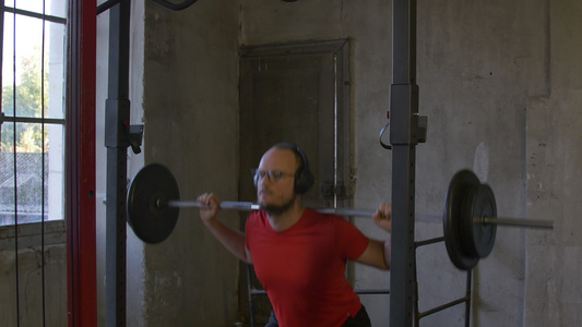 男运动员在家庭健身房练习深蹲带有复制空间文本区域的视频